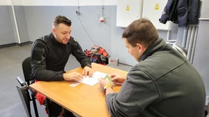 policjant i uczestnik szkolenia siedzący przy biurku