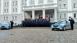 policjanci oddają hołd zmarłemu policjantowi