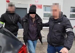 zatrzymany 57-latek prowadzony przez policjantów