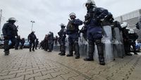 Policjanci z Oddziałów Prewencji Policji w Lublinie ćwiczą na Arenie Lublin.