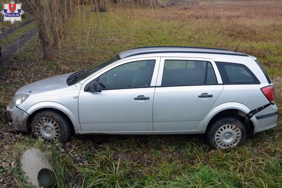 Audi stojące w przydrożnym rowie