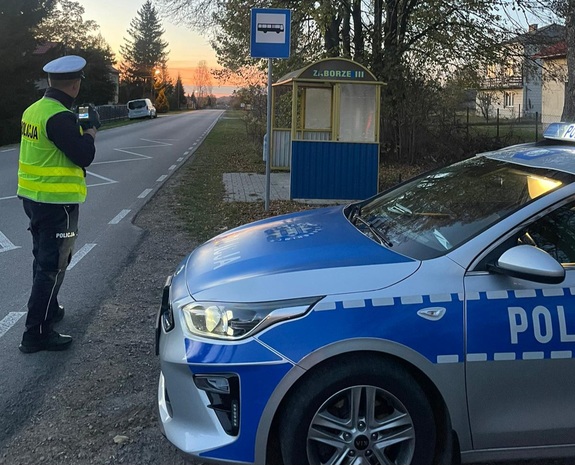 policjant z miernikiem prędkości