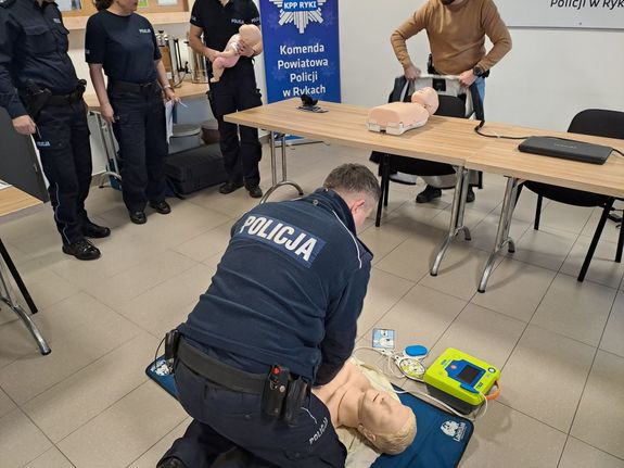 Policjant ćwiczący udzielanie pomocy przedmedycznej