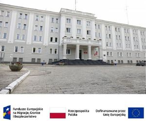 budynek Komendy Wojewódzkiej Policji w Lublinie, pod obrazem logo funduszy europejskich, flaga Polski