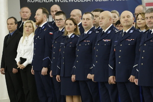 Umundurowani policjanci stojący w szeregu.