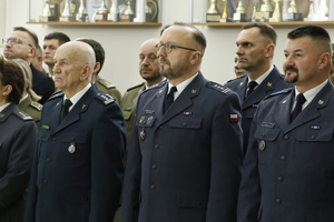 Umundurowani policjanci ustawieni w szeregu.