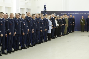 Funkcjonariusze policji ustawieni na sali w szeregu.