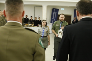 Harcerka i Komendant Lubelskiej Chorągwi Związku Harcerstwa Polskiego niosący Betlejemskie Światło Pokoju w kierunku przedstawicieli służb mundurowych województwa lubelskiego.