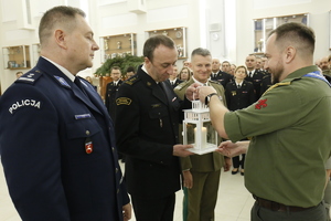 Komendant Lubelskiej Chorągwi Związku Harcerstwa Polskiego  przekazujący przedstawicielom służb mundurowych województwa lubelskiego Betlejemskie Światło Pokoju.