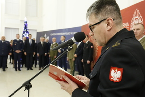 Przemawiający funkcjonariusz Państwowej Straży Pożarnej.