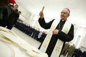 ,Jego Ekscelencja Arcybiskup Stanisław Budzik podczas błogosławienia i święcenia opłatków.