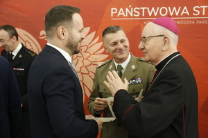 Jego Ekscelencja Arcybiskup Stanisław Budzik, Wojewoda Lubelski Pan Krzysztof Komorski oraz Komendant Nadburzańskiego Oddziału Straży Granicznej Jacek Szcząchor podczas dzielenia się opłatkiem.