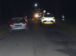 samochód uczestniczący w zdarzeniu oraz stojący po drugiej stronie ulicy radiowóz