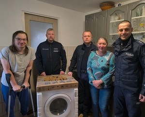 wspólne zdjęcie policjantów i członków rodziny