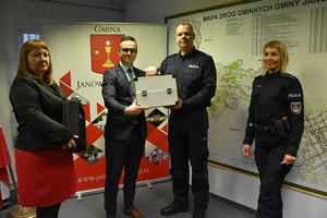 przekazane sprzętu. Na zdjęciu Wójt Gminy, Przewodnicząca Rady, Zastępca Komendanta Komisariatu oraz dzielnicowa