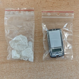 woreczki foliowe. Po lewej stronie woreczek z białymi kryształkami, po prawej stronie waga