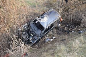 pojazd w rowie po wypadku drogowym