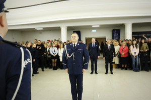 Komendant Wojewódzki Policji w Lublinie przyjmuje meldunek od dowódcy uroczystości.