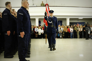 Poczet Sztandarowy Komendy Wojewódzkiej Policji w Lublinie krokiem defiladowym wchodzi na salę w której odbędzie się ślubowanie.