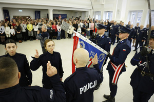 Policjanci ubrani w granatowe mundury z napisami policja ślubują na Sztandar Komendy Wojewódzkiej Policji w Lublinie.