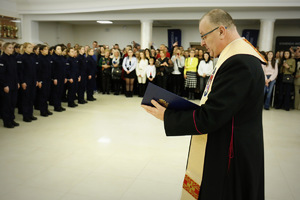 Kapelan Lubelskiej policji błogosławi nowych funkcjonariuszy.