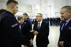 Wicewojewoda Lubelski Andrzej Maj wręcza policjantom zasady etyki zawodowej i gratuluje wstąpienia w szeregi policji.