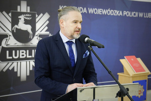 Wicewojewoda Lubelski Wojciech Wołoch przemawia do nowych funkcjonariuszy oraz zgromadzonych gości.