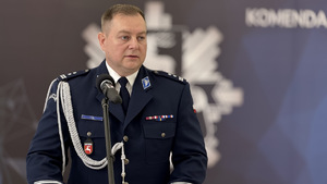 Komendant Wojewódzki Policji w Lublinie młodszy inspektor Tomasz Gil przemawia do nowych funkcjonariuszy oraz zgromadzonych gości.