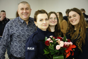 Zdjęcie nowej policjantki z rodziną.