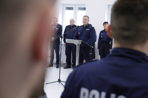 Zdjęcie przedstawia przemawiającego Komendanta Wojewódzkiego Policji.