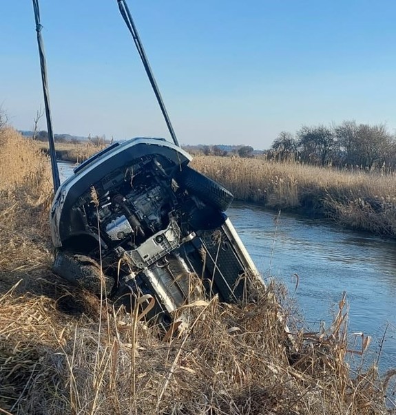 zdjęcie przedstawia wyciągnie samochodu z wody.