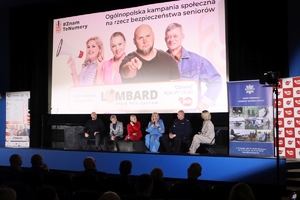 uczestnicy eventu podsumowującego dotychczasowe działania w ramach kampanii #ZnamTeNumery na scenie