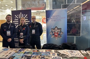 zdjęcie przedstawia policjantów przy stosiku