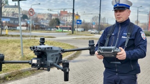 policjant z dronem