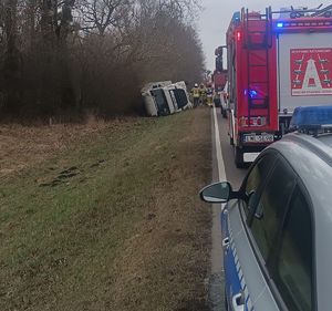 ciężarówka na boku w rowie