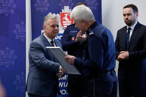 komendant komisariatu wręcza pamiątkowy ryngraf