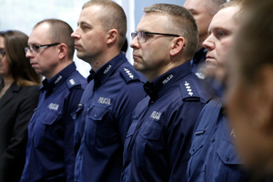 policjanci kraśnickiego komisariatu stojący w szeregu