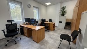 Pokój funkcjonariuszy wyposażony w meble oraz komputery.