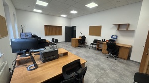 Pokój funkcjonariuszy wyposażony w meble oraz komputery.