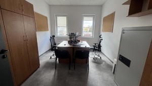 Pokój funkcjonariuszy wyposażony w meble oraz komputery.