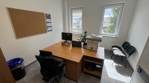 Pokój funkcjonariuszy wyposażony w meble oraz komputery.