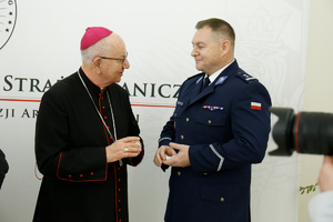 Jego Ekscelencja Abp Stanisław Budzik Metropolita Lubelski oraz Komendant Wojewódzki Policji w Lublinie młodszy inspektor Tomasz Gil w czasie składania życzeń.
