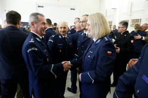 Zastępca Komendanta Wojewódzkiego Policji w Lublinie inspektor Andrzej Mioduna składa życzenia funkcjonariuszce.