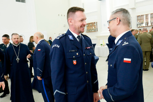 Zastępca Komendanta Wojewódzkiego Policji w Lublinie inspektor Robert Michna składa życzenia funkcjonariuszom.