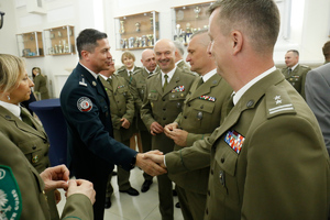 Funkcjonariusze składają sobie życzenia Wilkanocne.