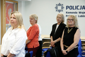 Wdowy i sieroty po poległych policjantach.