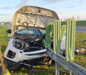 pojazd osobowy po wypadku. Bariery wbite w auto