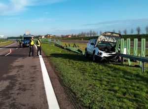 pojazd osobowy po wypadku. Bariery wbite w auto. Policjanci na miejscu