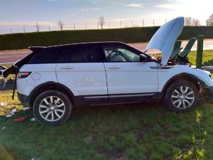 pojazd osobowy po wypadku. Bariery wbite w auto