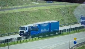 widok drogi i pojazdów z drona